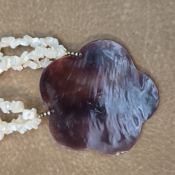 Mother of pearl large round carved Flower Pendant. - Picture 7 of 8